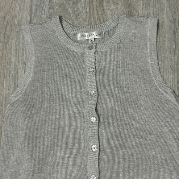 LIKE NEW! Women's Madden Girl Light Grey Knit Sweater Vest - MEDIUM - Picture 3 of 11